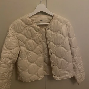 Jacka - Säljer denna super poppis jackan från mango då den inte kommer till användning💖