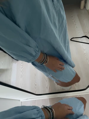 Ljusblå sommarklänning🫧 - Säljer denna super söta sommarklänningen från free/quent, säljer då den är lite för stor🤍 har slits vid sidan och lappen är fof kvar, endast testad, nypris 500kr 