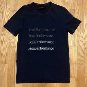 Tjena, säljer nu mörkblåa Peak Performance t-shirt i storleken medium. Använd några gånger men är i väldigt bra skick. Hör av dig vid funderingar, pris kan diskuteras 