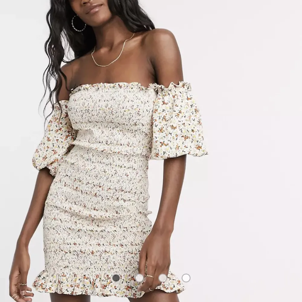 Ny och oanvänd klänning från topshop i smock. 36. Klänningar.