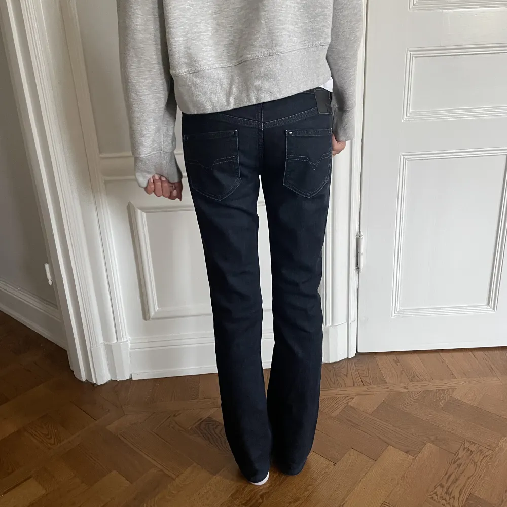 Diesel jeans i nyskick. Low waist flare. Budgivning vid flera intressen. Midjemått:80cm  Innerbenslängd:78cm. Jeans & Byxor.