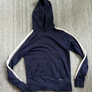 Gant tröja  - Tja Säljer en gant tröja i bra skick 8,5/10. Bra pris vill bara ha den sålt. Passar dig bra som är 1.65 till 1.75. MVH Simon 