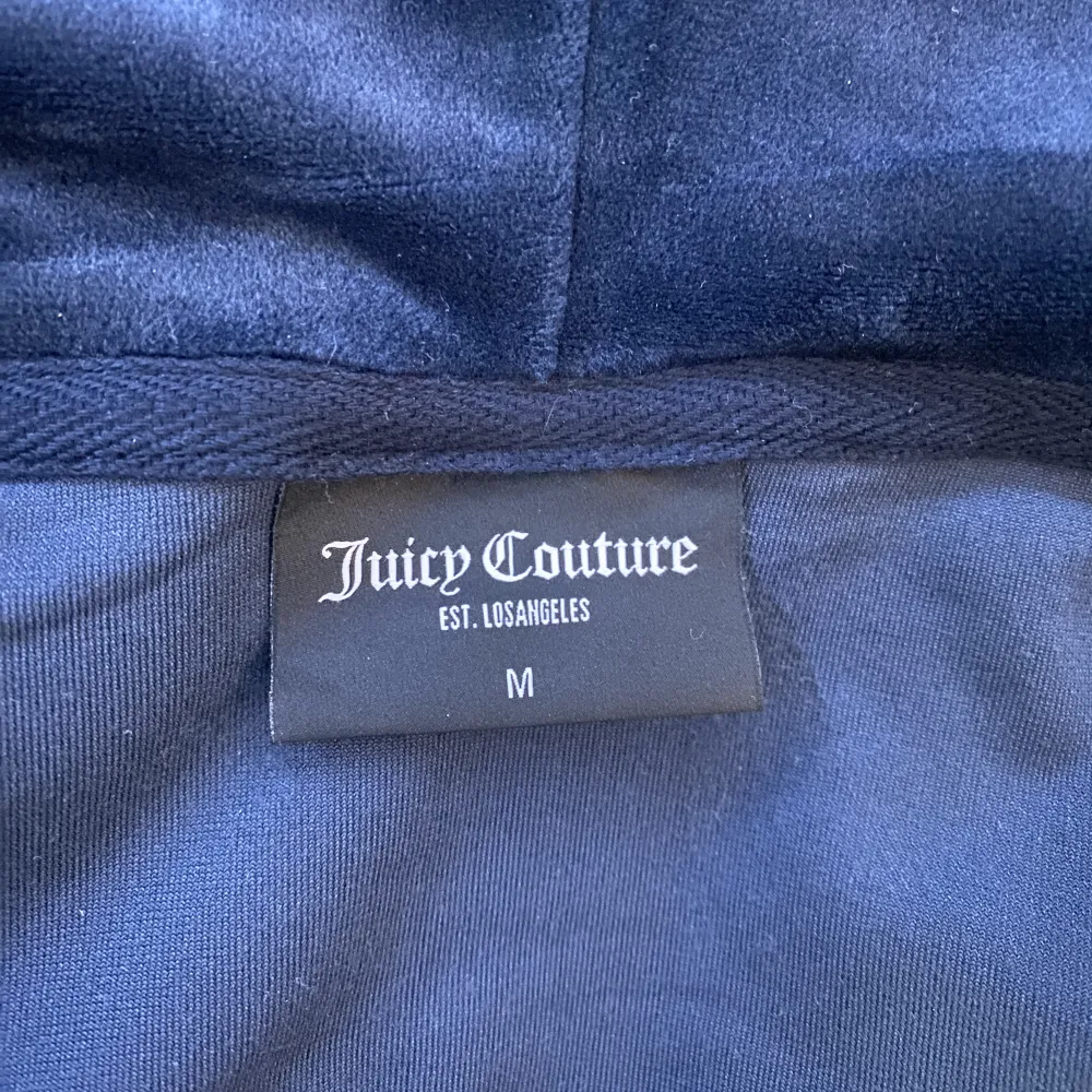 Juicy couture kofta i färgen night sky. Mjukt och skönt material, lite kort i storleken (storlek M). Oanvänd! Ordinarie pris 1300:- säljer den för 850:- plus frakt.. Tröjor & Koftor.