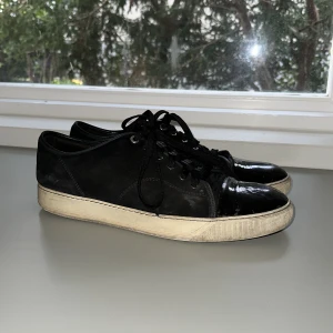 Lanvin skor - Säljer nu mina lanvin skor för ett bra pris, ny pris 4200kr Skick 6/10 Lite ganska slitna på den glansiga delen men resten av skorn är i bra skick, skosnörena är helt nya men man kan såklart byta om man vill, säljer dom för 1600kr Mötas upp i Bromma sthlm