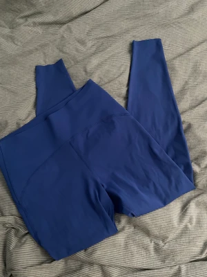 Träningstights H&M  - Ett par blå träningstights från H&M i storlek M! Aldrig använda. 