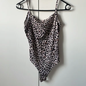Body leopard mönster - Body i leopardmönster köpt från BikBok i strl. XS. Nyskick då den aldrig använts. Överraskning vid köp🎁