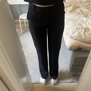 Kostymbyxor  - Säljer dessa fina  kostymbyxor från vero moda. Säljer för att dem inte kommer till användning. Dem stämmer i storleken och skulle passa någon som är mellan 172-180. 