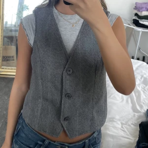 grå kostymväst - grå kostymväst från josefine hj:s kollektion med na-kd. helt oanvänd, så i nyskick! 💓💓