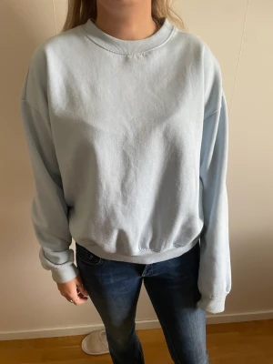 Blå sweatshirt  - Vanlig blå sweathirt från lager 157🩷 Inga defekter och använt fåtal gånger! 