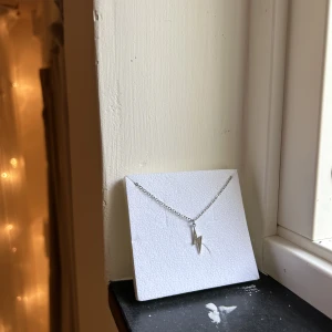 Halsband  - Halsband med blixtberlock från ur och Penn. Använt fåtal gånger men mycket fint skick.