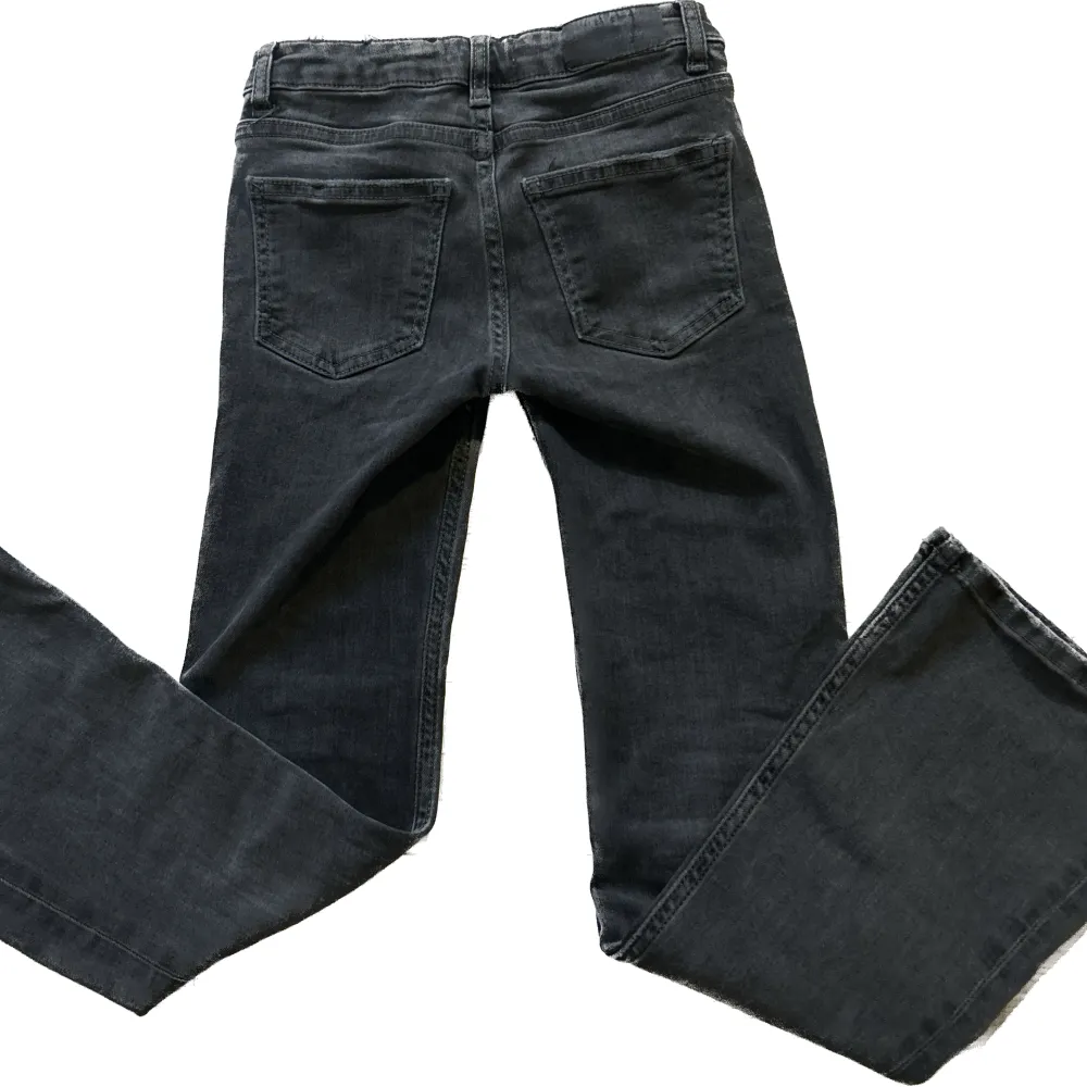Ett grå bootcut jeans från Gina Tricot!. Jeans & Byxor.