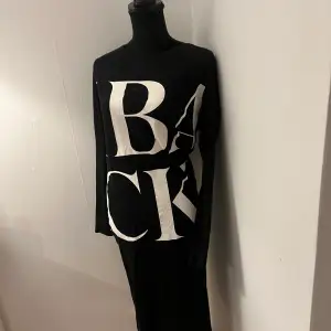 Tygklänning BACK svart/ vit text  Cool