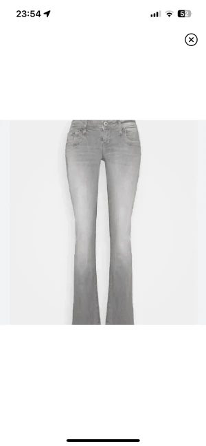 ltb jeans - gråa ltb jeansen igen eftersom hon som skulle köpa dom ångrade sig. jag köpte jeansen här på plick, säljer då de var lite små för mig. Ser ut och vara i bra skick utom att sömnen lägst ner är uttagen vilket gör jeansen lite lägre. köp direkt för 850kr