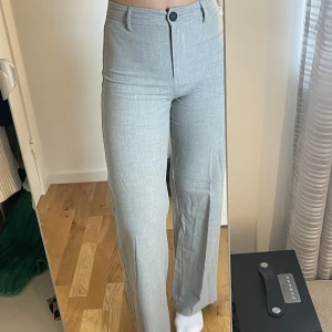 Gråa kostymbyxor  - Gråa kostymbyxor som knappt är använda, ifrån Bershka! 