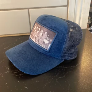 Limeterad maggiore keps - Säljer min limeterad maggiore keps  Skick 4/10 nättet på kepsen e lite dåligt och bandet där bak e dåligt Mitt pris 245 ny pris 799