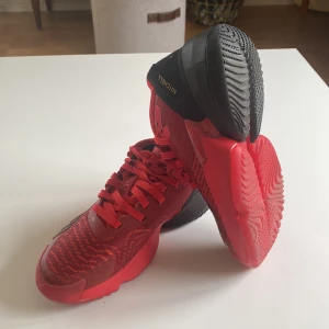 Adidas basket skor - Säljer ett par adidas D.O.N Mitchell basket skor. Skick=9/10 eftersom jag knappt har använt dem. Skriv vid frågor 😀