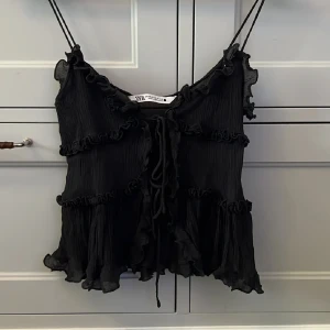 ZARA TOPP - Topp från Zara! Nypris: 429kr, helt oanvänd. 🖤 Tar emot prut, men inte skambud! (Lånad bild)