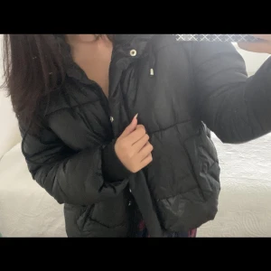 Urban Classics jacka  - Säljer denna jackan som är från Urban classics. Köpt för 2 år sen för ungefär 1500kr, har bara använt 2-3 gånger. Säljer för 900kr men priset kan även diskuteras. Jackan är i storlek xs men funkar för S också då den är oversized. 