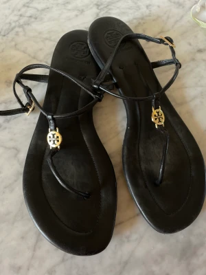 Sandaler Tori Burch - Sandaler i mjukt läder från Tori Burch. I mycket gott skick. 