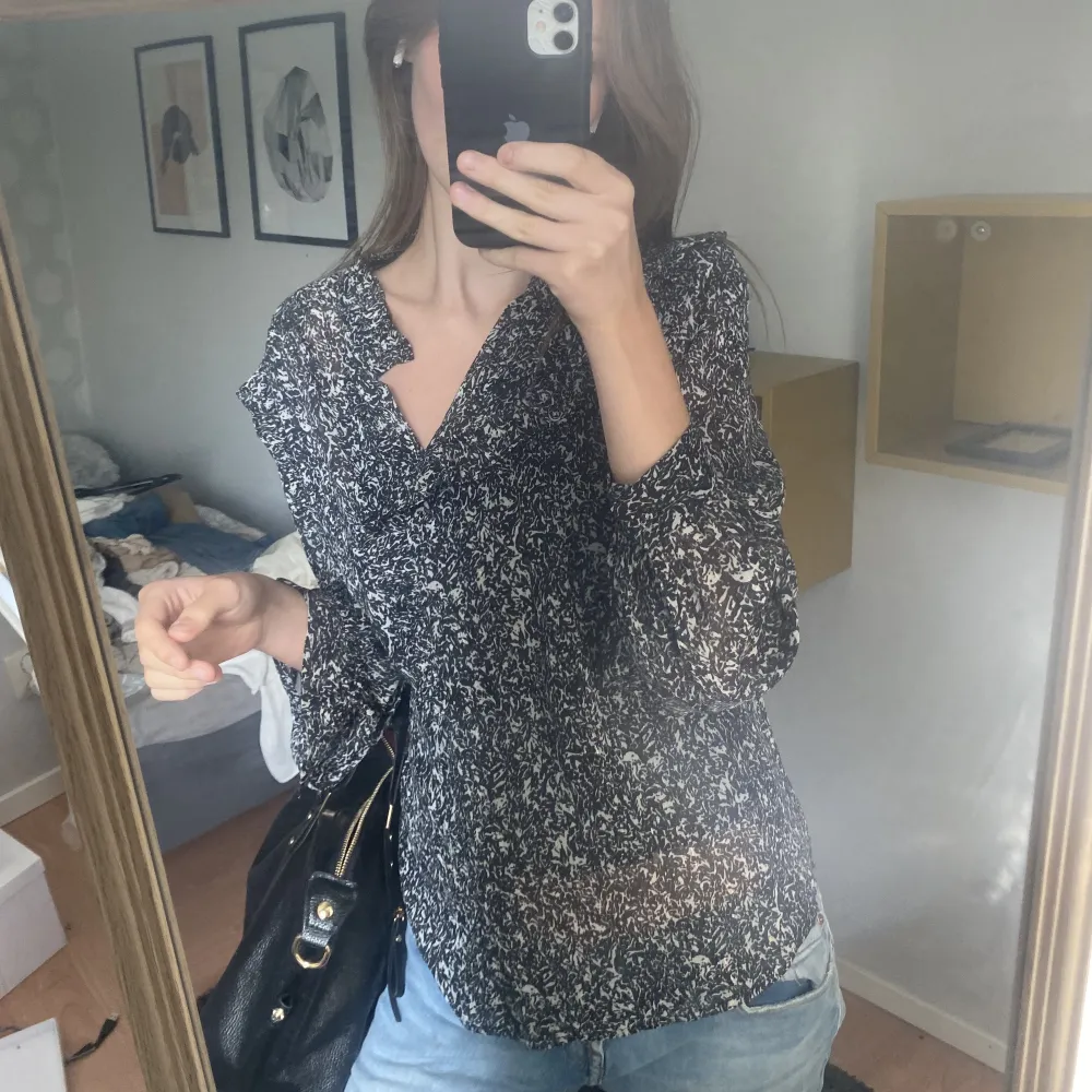 Säljer denna superfina mönstrade blus med volangdetaljer 💓💓. Puserot.