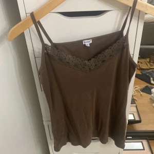 Brunt linne - Fint brunt linne i storlek s, bra skick. Säljer för 50 kr