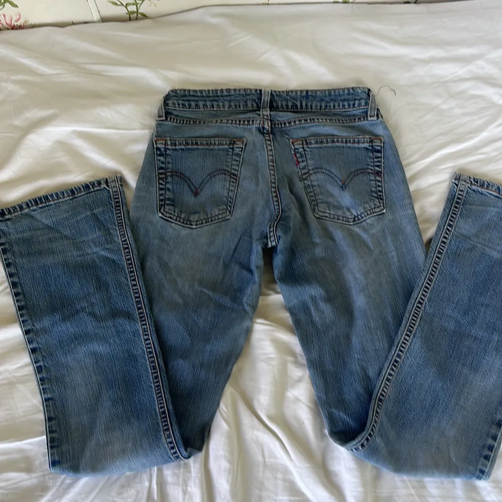 Säljer dessa jätte snygga levis jeans eftersom e för små, dem ganska slitna men inget man tänker på köpt dem på en loppis . Jeans & Byxor.