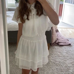 Zara klänning  - Intressekoll på min vita zara klänning. Köpt för 599 och har använts 1-2 gånger, den är i nyskick! 🩷