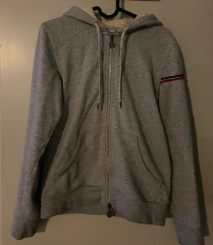 Moncler hoodie  - Säjer nu min moncler hoodie för den är för liten. Bra skick hör av er vid frågor