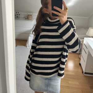 Tröja med hög krage - Säljer denna jättefina tröja med hög krage som passar perfekt nu till hösten💕