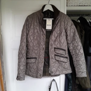 Barbour jacka - Helt ny Barbourjacka säljes pga felköp. För liten. Stl 36. 
