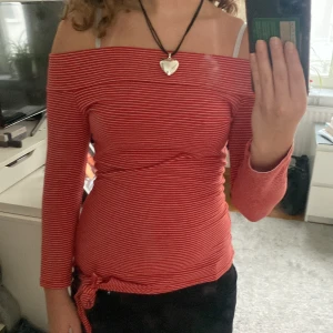 Långärmad off the shoulder top - Jättefin off the shoulder top med snyggt mönster och passform. Den är lång så passar jättebra med lågmidjat till exempel men skulle passa med annat också.   Skriv vid frågor och mått.  🤗
