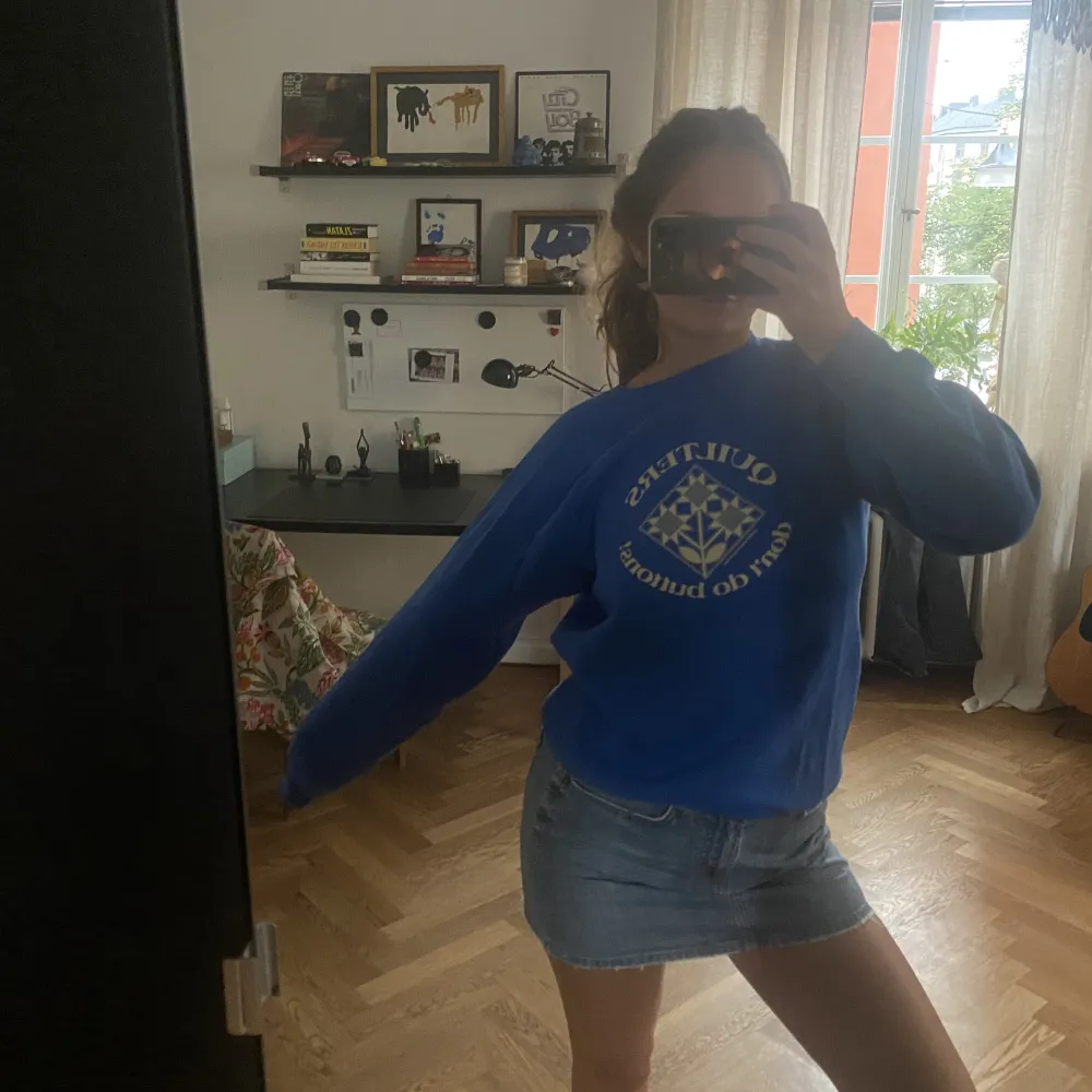 Sjukt snygg collagetröja💙🫶perfekt till hösten och vintern, passar till allt verkligen:)!!!💖 Underbar färg😍 perfekt skick!!. Hoodies.