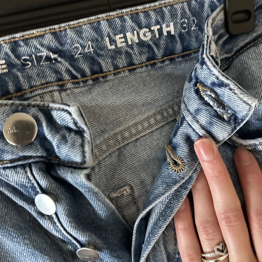 blåa högmidjade jeans, så fin passform och hålen på knäna töjer sig inte!! knappt använda, storleken är W24 L32🫧🤍nypris 599kr. Jeans & Byxor.