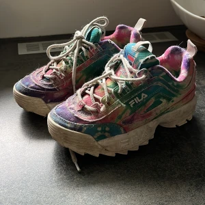 Filaskor  - Häftiga skor frön fila. Tie die färgade. Väldigt använda. Nypris runt 600.