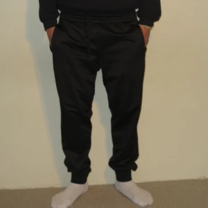 Emporio Armani tracksuit pants - Tja! Säljer dessa EA7 byxor, dem är riktigt sköna att träna i! Dem går att spänna åt i midjan!  Dem är i bra skick om man bortser från det minimala hålet(se bild.3).  Con 7/10.  Hör gärna av dig vid fler frågor🙏 