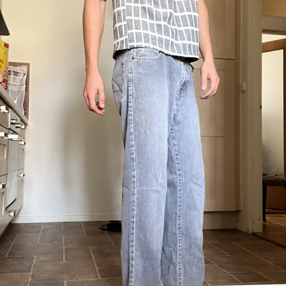 Vida vintage jeans med vid och slight bootcut passform. Storlek ”R34”, Passar W33 L30-31 ca. Funkar även bra på mindre midja med skärp som på bild. . Jeans & Byxor.