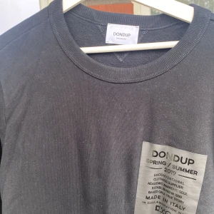 Dondup tröja - En clean dondup tröja i storlek L, men sitter mer som en M.   Tröjan är använd men är i gott skick.