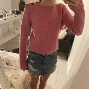 Ralph Laurent tröja - Rosa såå fin tröja från Ralph Laurent med coola detaljer på axeln. Köpt för ca 1000kr säljer för 200kr. Väl använd men bra skick, inga hål eller fläckar.