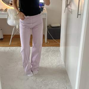 Jeans från Monki, supersöta men används inte. Stl. W:27/L:32. Lite rosa/lila i färgen