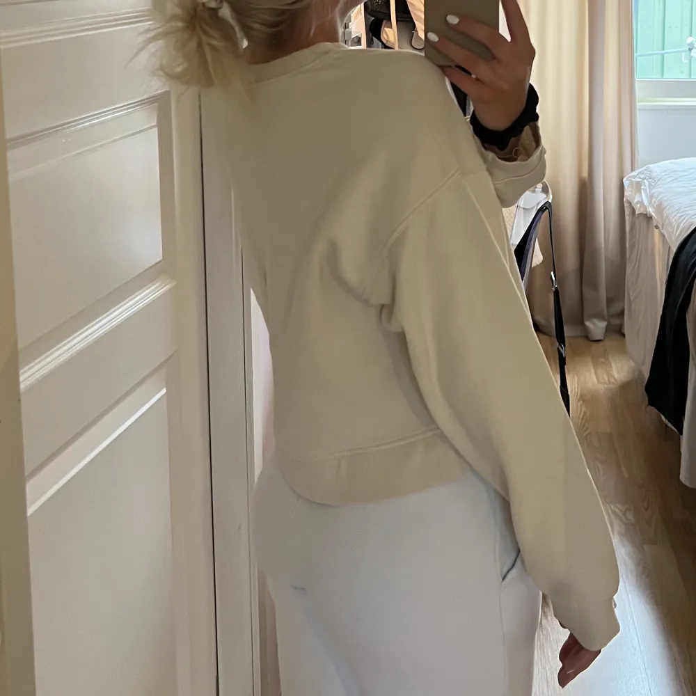 En beige croppad tröja från Zara i storlek S.. Tröjor & Koftor.