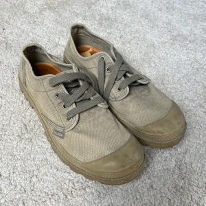 Palladium Skor - Palladiumskor i storlek 40, i använt skick❤️