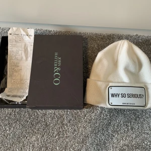 John hatter mössa - Säljer nu min mössa. Använt en vinter! Väldigt fint skick. Kvitto och box fås med.