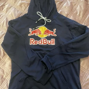 Hoodie - En hoodie jag aldrig använd, vet inte storlek eftersom den inte har någon lapp, men passar mig som har s/m💕