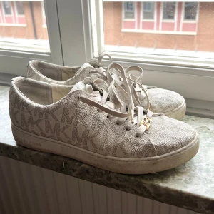 skor - sneakers från Michael Kors köpt på Sellpy, i använt skick men fortfarande väldigt fina, går säkert att tvätta bort det mesta. Skorna är mer i den färgen som visas på första bilden