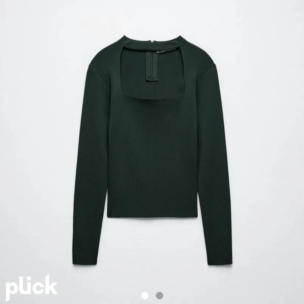 Säljer denna gröna tröja med en choker i storleks-m. Toppar.