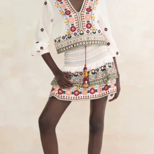 Trendig zara kjol - Säljer denna super snygga zara kjol i storlek M men passar också S. Säljer den pågrund av att den är lite för liten för mig💕