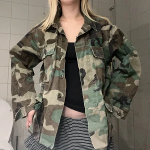 Militär jacka - As skön jacka med militär mönster!