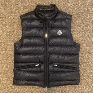 Moncler Gui  - Säljer en riktigt eftertraktad svart Moncler väst i storlek 3, vilket motsvarar M/L. Skick 9,5/10, sparsamt använd. Inget og tillkommer. Nypris 8000kr, mitt pris 3249kr!!