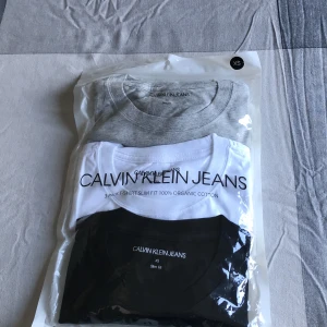 T-shirt - Xl pojke eller xs man  Trea färger 