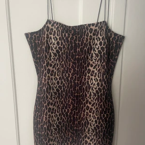 Klänning Na-Kd - Superfin tajt, kort klänning i leopardmönster från Na-Kd x Summerburst 2019. Använts en gång så i praktiskt taget nyskick. Pris kan diskuteras 